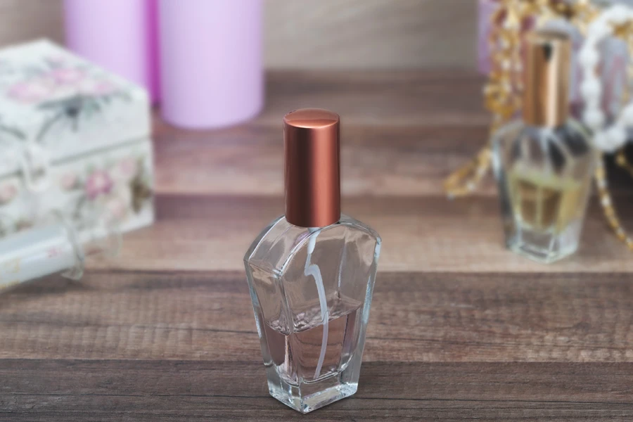Φιάλη για αρώματα γυάλινη 50 ml  (18/415) σε ιδιαίτερο "V" σχήμα