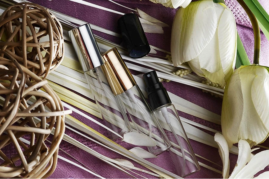 Bottigliette da 10 ml con spray per profumi, in vetro con tappo in alluminio. Bottigliette da 10 ml con spray per profumi, in vetro con tappo in alluminio.-gruppo_immagini