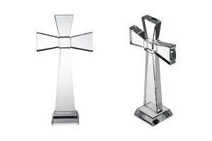 Croix en cristal avec socle d'une hauteur de 19 cm-1
