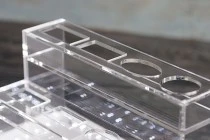Σταντ (stand) plexiglass φωτιζόμενο με ταινία LED για μπουκαλάκια αρωματοποιίας και διαφορετικά σχέδια μπουκαλιών, βάση λευκή ή μαύρη - 12 θέσεων