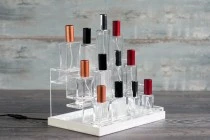 Σταντ (stand) plexiglass φωτιζόμενο με ταινία LED για μπουκαλάκια αρωματοποιίας και διαφορετικά σχέδια μπουκαλιών, βάση λευκή ή μαύρη - 12 θέσεων