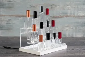 Σταντ (stand) plexiglass φωτιζόμενο με ταινία LED για μπουκαλάκια αρωματοποιίας και διαφορετικά σχέδια μπουκαλιών, βάση λευκή ή μαύρη - 12 θέσεων-5