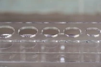 Σταντ (stand) plexiglass φωτιζόμενο με ταινία LED για μπουκαλάκια αιθέριων ελαίων διαφόρων χωρητικοτήτων και βάση λευκή ή μαύρη  - 28 θέσεων