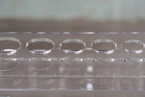 Σταντ (stand) plexiglass φωτιζόμενο με ταινία LED για μπουκαλάκια αιθέριων ελαίων διαφόρων χωρητικοτήτων και βάση λευκή ή μαύρη  - 28 θέσεων-8