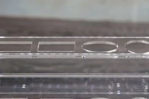 Σταντ (stand) plexiglass φωτιζόμενο με ταινία LED για μπουκαλάκια αρωματοποιίας και διαφορετικά σχέδια μπουκαλιών, βάση λευκή ή μαύρη - 12 θέσεων