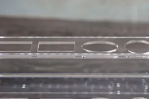 Σταντ (stand) plexiglass φωτιζόμενο με ταινία LED για μπουκαλάκια αρωματοποιίας και διαφορετικά σχέδια μπουκαλιών, βάση λευκή ή μαύρη - 12 θέσεων-4