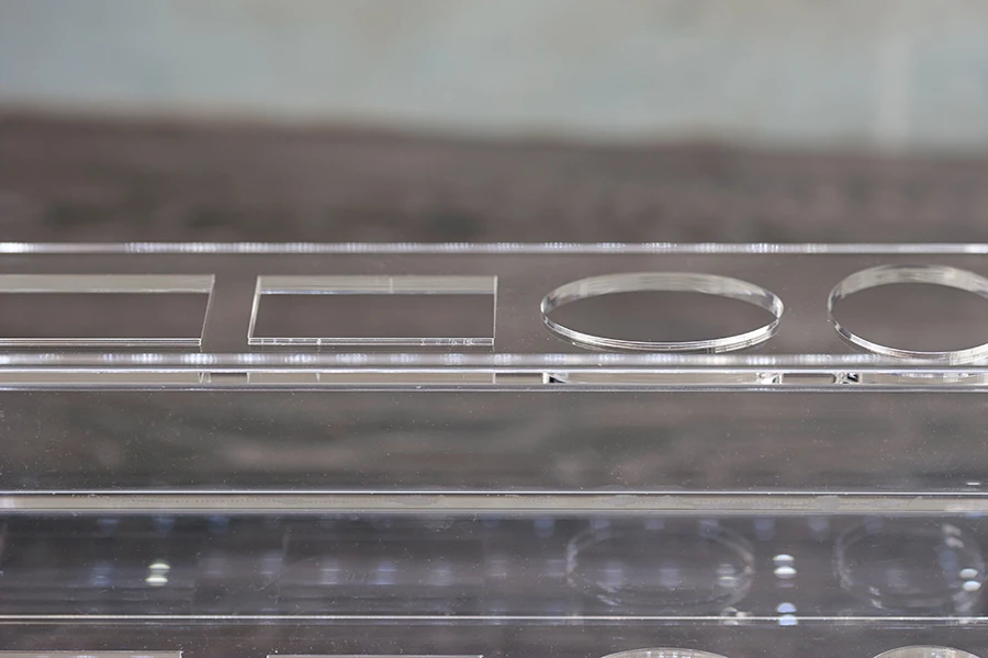 Σταντ (stand) plexiglass φωτιζόμενο με ταινία LED για μπουκαλάκια αρωματοποιίας και διαφορετικά σχέδια μπουκαλιών, βάση λευκή ή μαύρη - 12 θέσεων