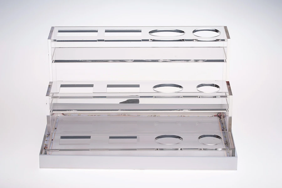 Σταντ (stand) plexiglass φωτιζόμενο με ταινία LED για μπουκαλάκια αρωματοποιίας και διαφορετικά σχέδια μπουκαλιών, βάση λευκή ή μαύρη - 12 θέσεων