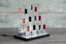 Σταντ (stand) plexiglass φωτιζόμενο με ταινία LED για μπουκαλάκια αρωματοποιίας και διαφορετικά σχέδια μπουκαλιών, βάση λευκή ή μαύρη - 12 θέσεων