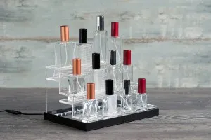 Σταντ (stand) plexiglass φωτιζόμενο με ταινία LED για μπουκαλάκια αρωματοποιίας και διαφορετικά σχέδια μπουκαλιών, βάση λευκή ή μαύρη - 12 θέσεων-6