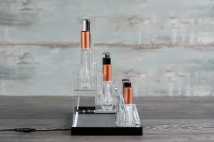 Σταντ (stand) plexiglass φωτιζόμενο με ταινία LED για μπουκαλάκια αρωματοποιίας και διαφορετικά σχέδια μπουκαλιών, βάση λευκή ή μαύρη - 12 θέσεων-7