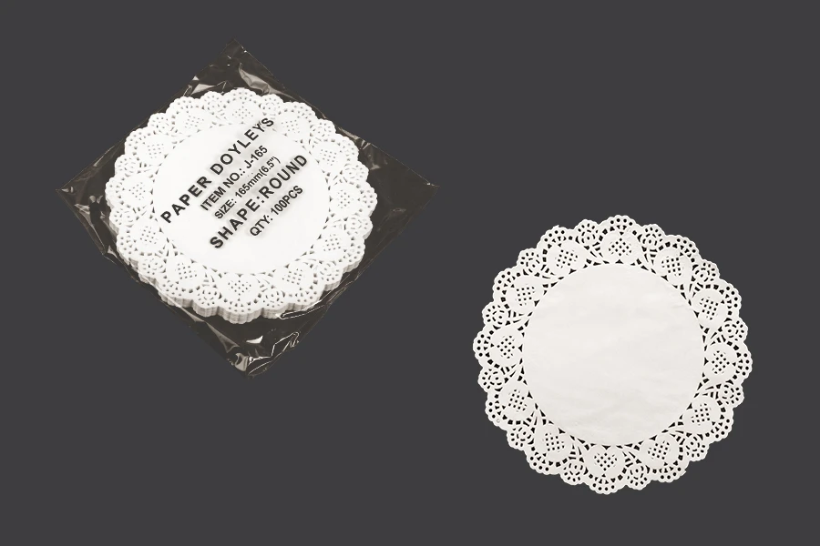 Tovagliette di carta in forma di pizzo, di colore bianco, larghezza 165 mm - 100 pezzi. Tovagliette di carta in forma di pizzo, di colore bianco, larghezza 165 mm - 100 pezzi.