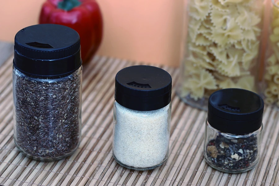Μικρό κλασικό βαζo για μπαχαρικά 156 ml με καπάκι με οπές και κόσκινο *