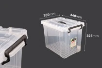 Boîte de rangement aux dimensions 440 x 300 x 325 mm en plastique, transparente avec poignée et fermeture de sécurité