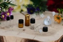 Γυάλινο μπουκαλάκι μινιατούρα 1 ml, 10x35 διάφανο με μαύρο, πλαστικό βιδωτό καπάκι Γυάλινο μπουκαλάκι μινιατούρα 1 ml, 10x35 διάφανο με μαύρο, πλαστικό βιδωτό καπάκι