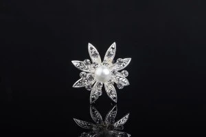 Épingle décorative en métal avec strass et perle en forme de fleur (largeur 30 mm) - 20 pcs-1