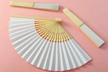 Eventails en bois pour les faveurs et la décoration des mariages et des baptêmes - emballage individuel