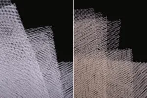 Fazzoletto di tulle per riempire le bomboniere da matrimonio, misura 50x45 cm, di consistenza media e in vari colori.- confezione da 100 pezzi.-1