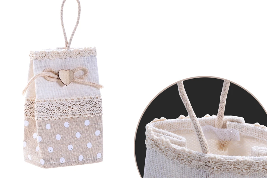 Pungji të punuara me dorë për bomboniere, ngjyrë bezhë me pika 75x46x120 mm - 12 copë Pungji të punuara me dorë për bomboniere, ngjyrë bezhë me pika 75x46x120 mm - 12 copë-imazh_dimensione