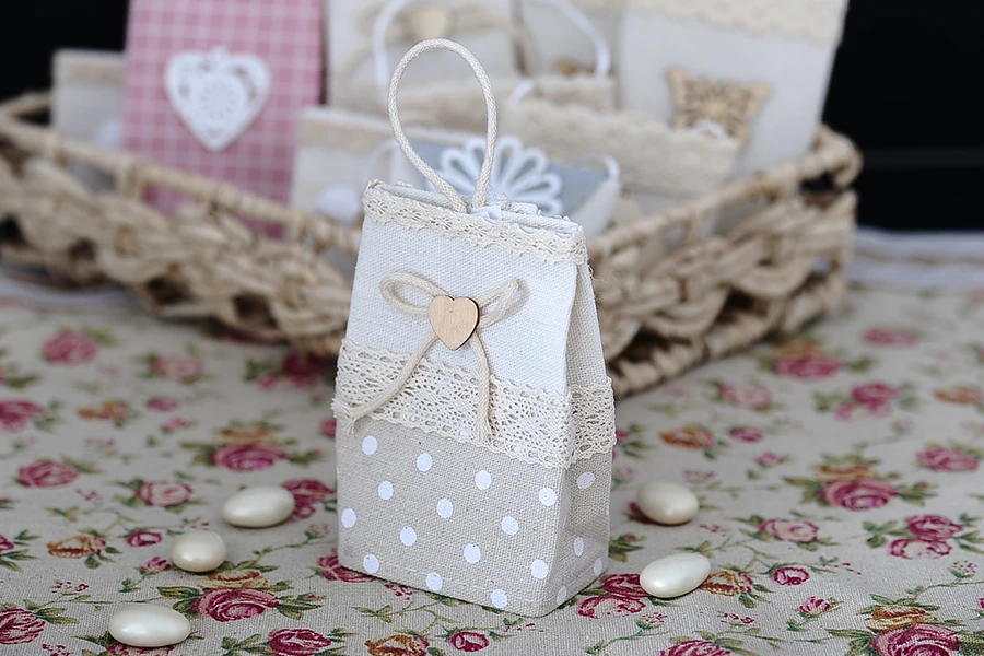 Pungji të punuara me dorë për bomboniere, ngjyrë bezhë me pika 75x46x120 mm - 12 copë Pungji të punuara me dorë për bomboniere, ngjyrë bezhë me pika 75x46x120 mm - 12 copë-