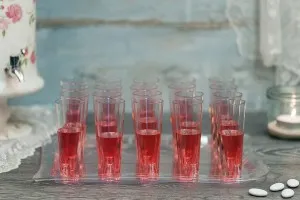 Ensemble de mariage : Plateau avec 20 verres en plastique pour les boissons et le champagne-1