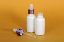 Γυάλινο μπουκαλάκι για αιθέρια έλαια 30 ml λευκό περλέ με στόμιο PP18 Γυάλινο μπουκαλάκι για αιθέρια έλαια 30 ml λευκό περλέ με στόμιο PP18