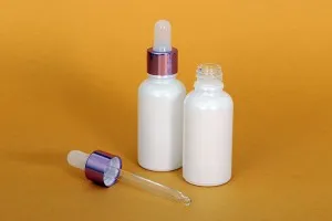 Γυάλινο μπουκαλάκι για αιθέρια έλαια 30 ml λευκό περλέ με στόμιο PP18-3