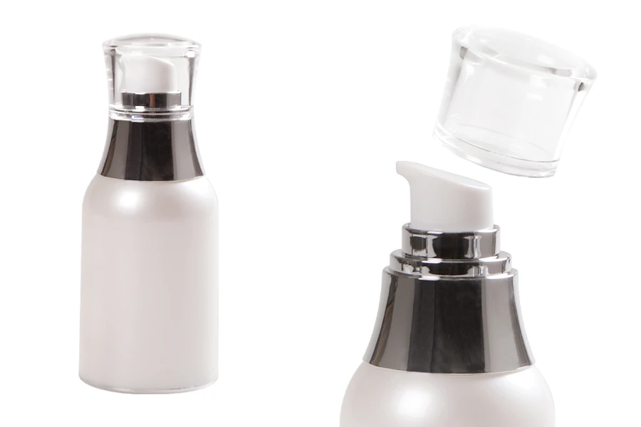 Bottiglia airless da 50 ml con pompetta per crema e tappo trasparente.