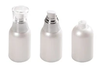 Bottiglia airless da 50 ml con pompetta per crema e tappo trasparente.