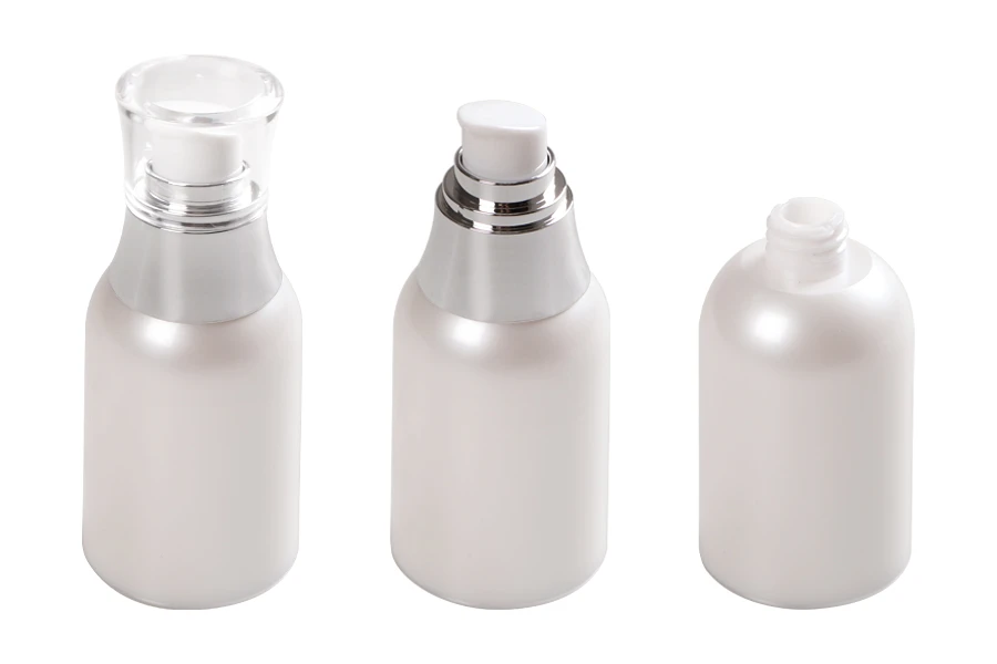 Bottiglia airless da 50 ml con pompetta per crema e tappo trasparente.