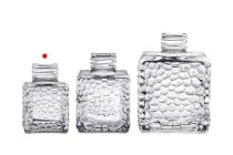 Γυάλινο τετράγωνο μπουκαλάκι 50 ml (PP 28) με ανάγλυφο σχέδιο για αρωματικό χώρου Γυάλινο τετράγωνο μπουκαλάκι 50 ml (PP 28) με ανάγλυφο σχέδιο για αρωματικό χώρου