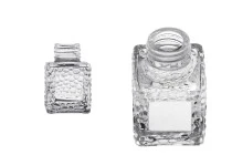 Γυάλινο τετράγωνο μπουκαλάκι 50 ml (PP 28) με ανάγλυφο σχέδιο για αρωματικό χώρου Γυάλινο τετράγωνο μπουκαλάκι 50 ml (PP 28) με ανάγλυφο σχέδιο για αρωματικό χώρου