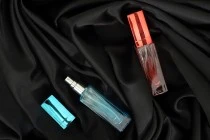 Φιάλη αρωμάτων 20 ml γυάλινη σε διάφορα χρώματα ντεγκραντέ με σπρέι και καπάκι Φιάλη αρωμάτων 20 ml γυάλινη σε διάφορα χρώματα ντεγκραντέ με σπρέι και καπάκι