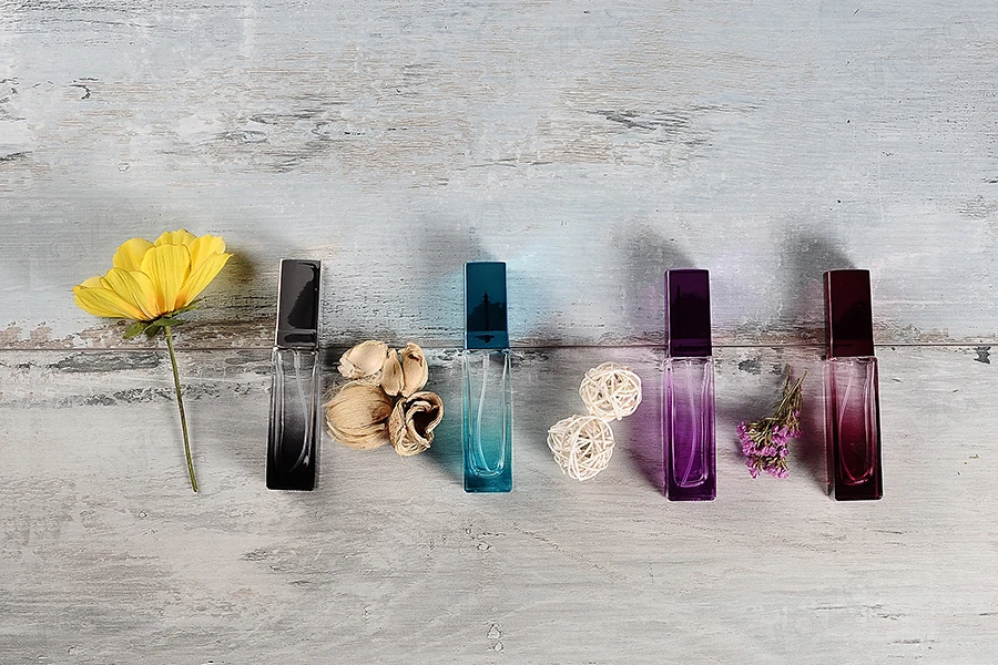 Flacon de parfum de 20 ml en verre de différentes couleurs avec vaporisateur et capuchon Flacon de parfum de 20 ml en verre de différentes couleurs avec vaporisateur et capuchon-photo_groupe