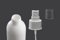 Bottiglia di plastica bianca da 300 ml con spray e tappo trasparente. Bottiglia di plastica bianca da 300 ml con spray e tappo trasparente.