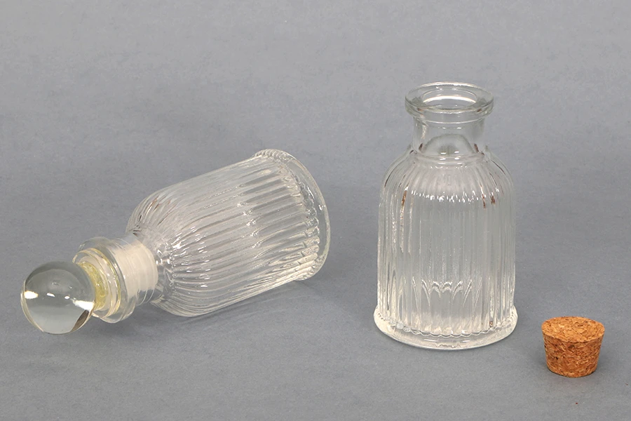 Μπουκαλάκι γυάλινο 50 ml με ραβδώσεις και φυσικό φελλό