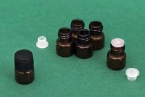 Γυάλινο μπουκαλάκι μινιατούρα 1 ml, καραμελέ 16x22 με μαύρο καπάκι και πλαστική τάπα