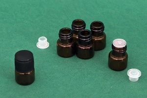 Γυάλινο μπουκαλάκι μινιατούρα 1 ml, καραμελέ 16x22 με μαύρο καπάκι και πλαστική τάπα-3