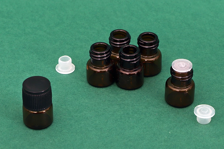 Γυάλινο μπουκαλάκι μινιατούρα 1 ml, καραμελέ 16x22 με μαύρο καπάκι και πλαστική τάπα