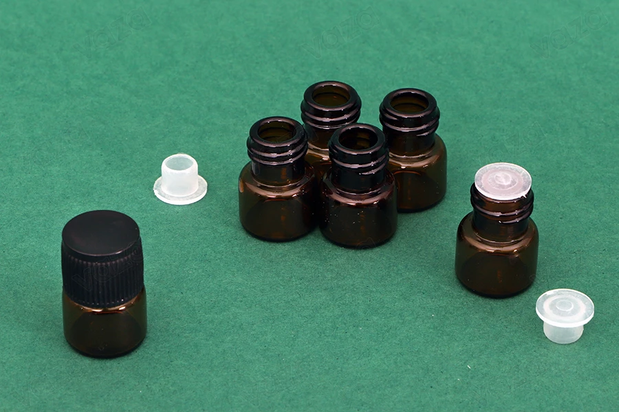 Γυάλινο μπουκαλάκι μινιατούρα 1 ml, καραμελέ 16x22 με μαύρο καπάκι και πλαστική τάπα-