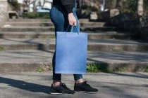 Σακούλα χάρτινη με χερούλι 315x105x420 mm σε διάφορα χρώματα Σακούλα χάρτινη με χερούλι 315x105x420 mm σε διάφορα χρώματα