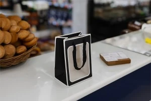 Χάρτινη τσάντα δώρου 180x130x250 mm με παράθυρο και κορδέλα για χερούλι - 12 τμχ-3