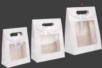 Τσάντα δώρου χάρτινη 220x120x290 mm σε χρώμα λευκό με αυτοκόλλητο κλείσιμο χριτς χρατς, παράθυρο και φιόγκο - 12 τμχ Τσάντα δώρου χάρτινη 220x120x290 mm σε χρώμα λευκό με αυτοκόλλητο κλείσιμο χριτς χρατς, παράθυρο και φιόγκο - 12 τμχ