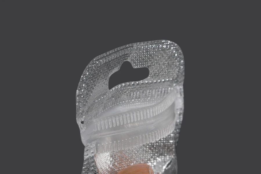 Sachets avec fermeture éclair 55 x 90 mm, dos argenté non tissé, face transparente et eurohole - 100 pcs Sachets avec fermeture éclair 55 x 90 mm, dos argenté non tissé, face transparente et eurohole - 100 pcs