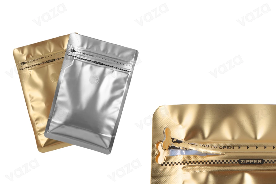 Qese alumini tip Doy Pack 130x70x200 mm, me valvul, mbyllje me ngjitje termike, hapje me shirit sigurie dhe përdorim të zip-it – 25 copë. Qese alumini tip Doy Pack 130x70x200 mm, me valvul, mbyllje me ngjitje termike, hapje me shirit sigurie dhe përdorim të zip-it – 25 copë.-imazh_grup