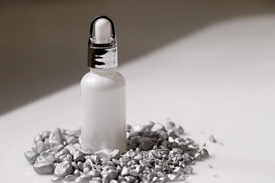 Γυάλινο μπουκαλάκι για αιθέρια έλαια 30 ml λευκό περλέ με στόμιο PP18 Γυάλινο μπουκαλάκι για αιθέρια έλαια 30 ml λευκό περλέ με στόμιο PP18