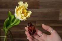 Μπουκαλάκι γυάλινο 8 ml καραμελέ με μαύρο πλαστικό καπάκι και τάπα Μπουκαλάκι γυάλινο 8 ml καραμελέ με μαύρο πλαστικό καπάκι και τάπα