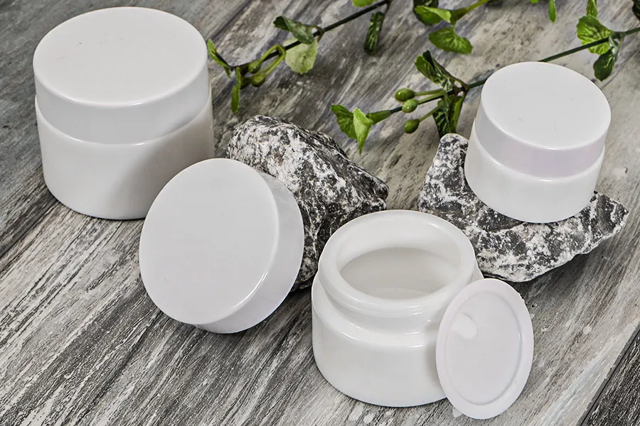 Pot à crème en verre de 30 ml, blanc avec couvercle, doublure et joint en plastique Pot à crème en verre de 30 ml, blanc avec couvercle, doublure et joint en plastique
