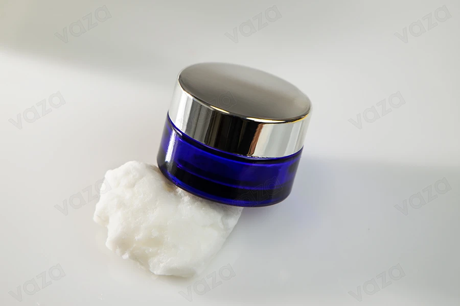 Βαζάκι γυάλινο 20 ml μπλε με πλαστικό παρέμβυσμα στο βάζο και εσωτερικό στο καπάκι-εικόνα_σύνθεση