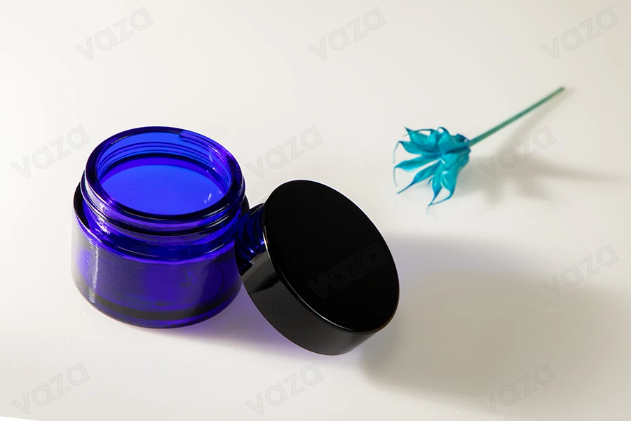 Βαζάκι γυάλινο 20 ml μπλε με πλαστικό παρέμβυσμα στο βάζο και εσωτερικό στο καπάκι-εικόνα_σύνθεση